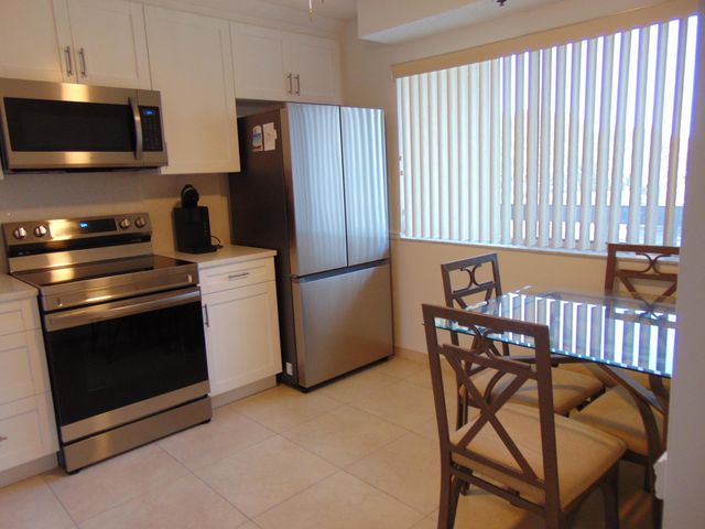 6698 10th Avenue N 301, Lake Worth, FL 33467