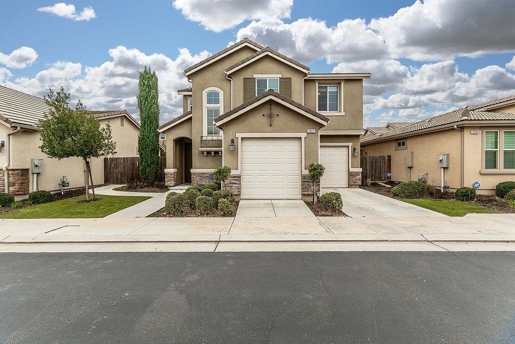 Image 2 of property listing at 2047 E Makenna Drive, Fresno, CA 93730