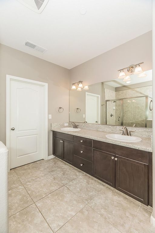 Image 21 of property listing at 2047 E Makenna Drive, Fresno, CA 93730