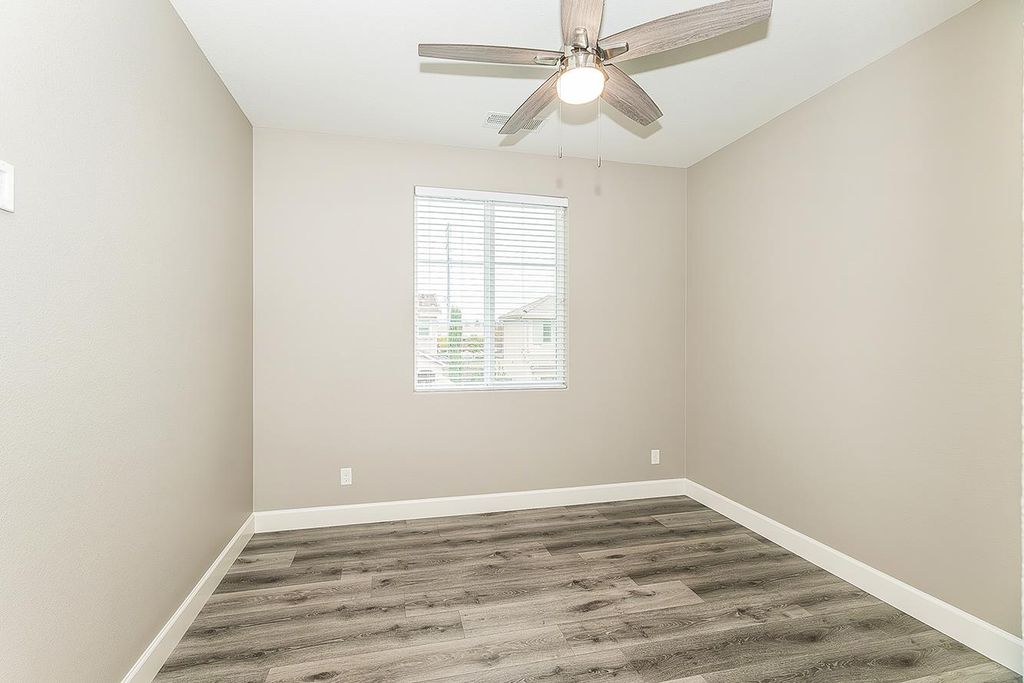 Image 24 of property listing at 2047 E Makenna Drive, Fresno, CA 93730