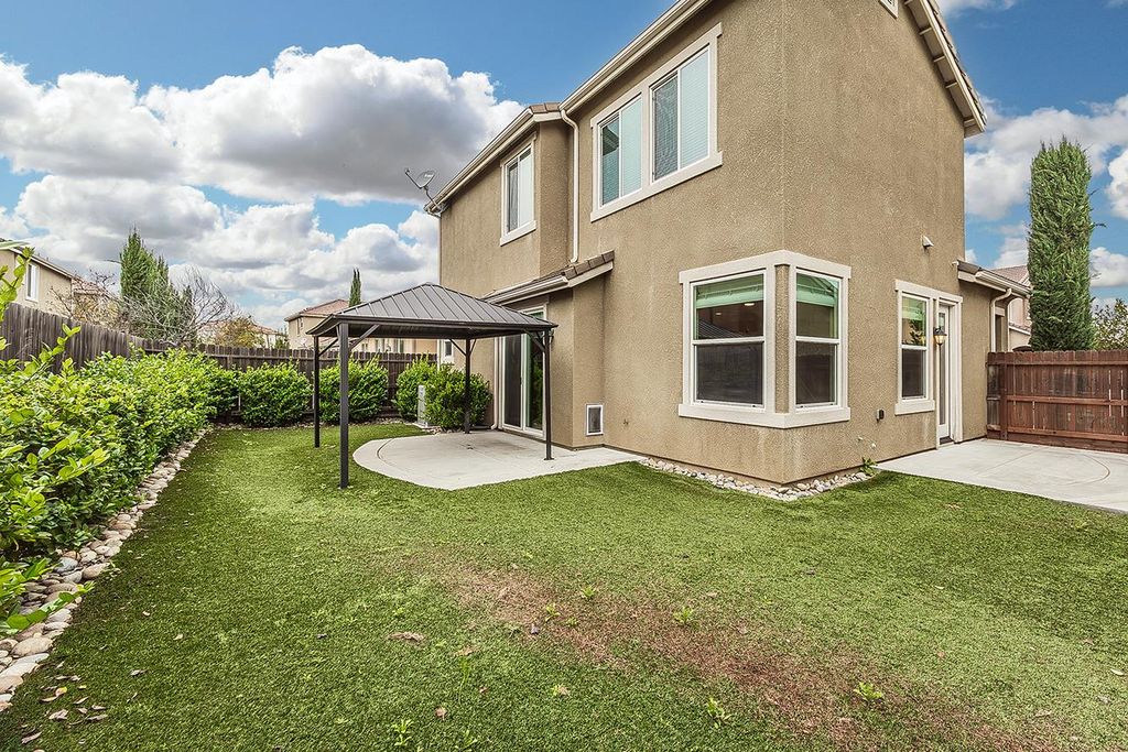 Image 31 of property listing at 2047 E Makenna Drive, Fresno, CA 93730