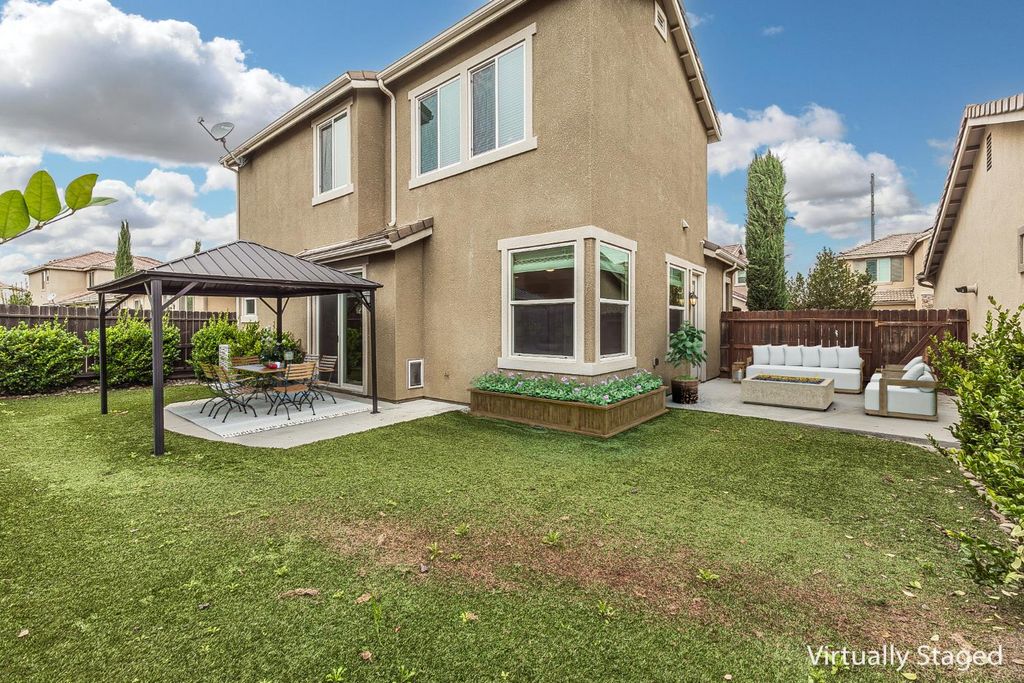 Image 32 of property listing at 2047 E Makenna Drive, Fresno, CA 93730