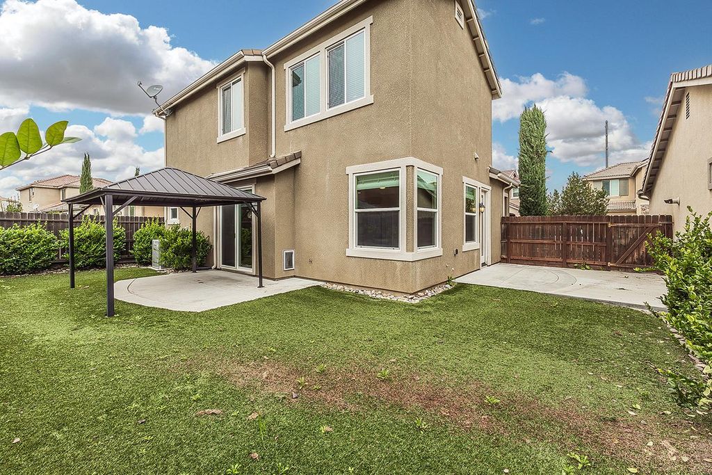 Image 33 of property listing at 2047 E Makenna Drive, Fresno, CA 93730