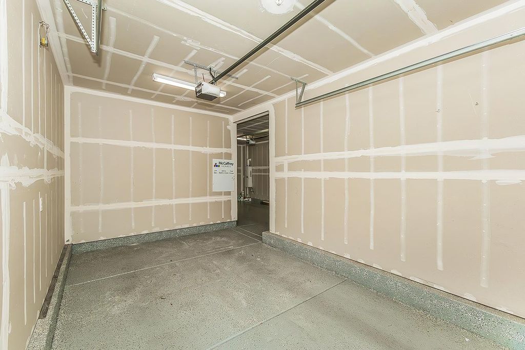 Image 37 of property listing at 2047 E Makenna Drive, Fresno, CA 93730