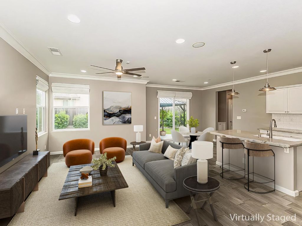 Image 4 of property listing at 2047 E Makenna Drive, Fresno, CA 93730