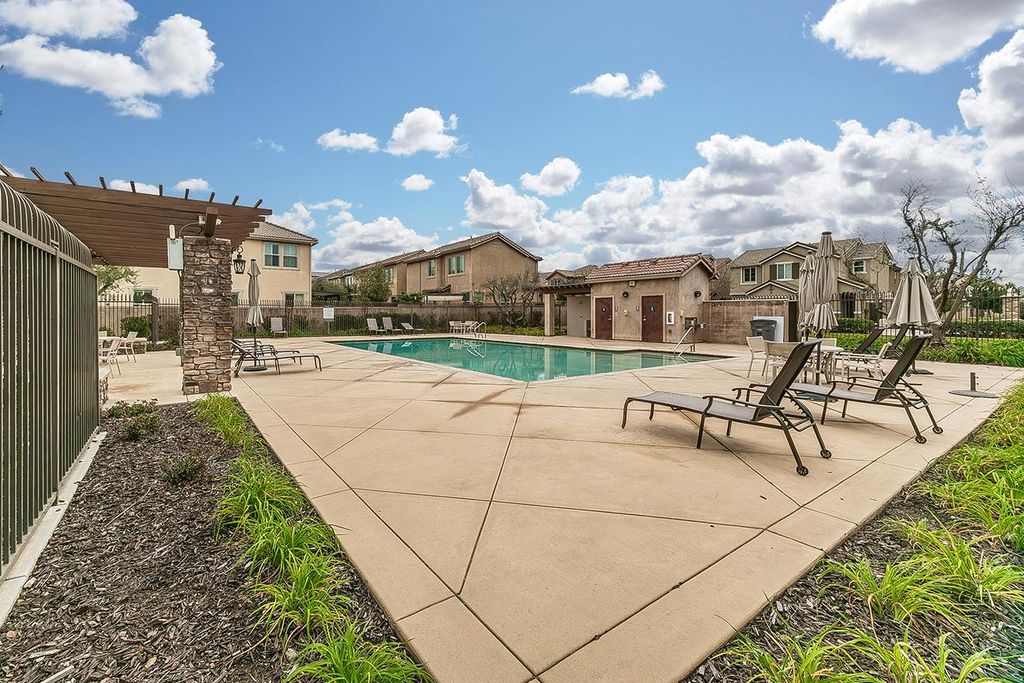 Image 41 of property listing at 2047 E Makenna Drive, Fresno, CA 93730