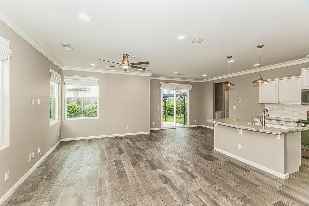 Image 5 of property listing at 2047 E Makenna Drive, Fresno, CA 93730