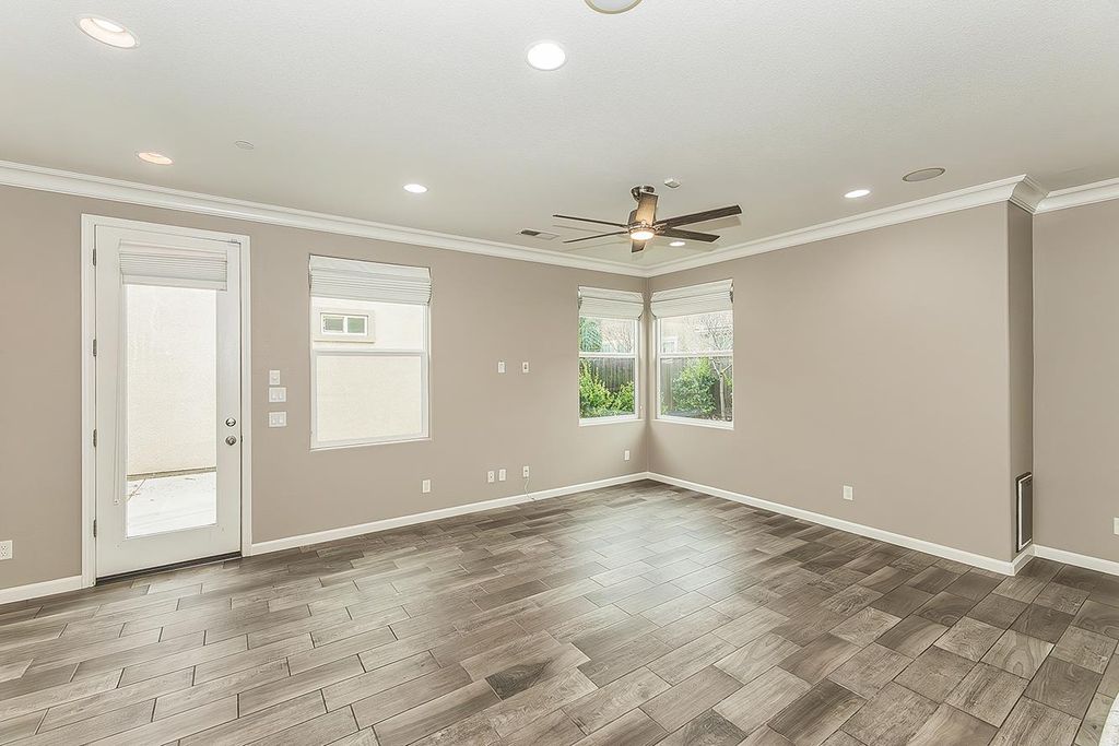 Image 6 of property listing at 2047 E Makenna Drive, Fresno, CA 93730