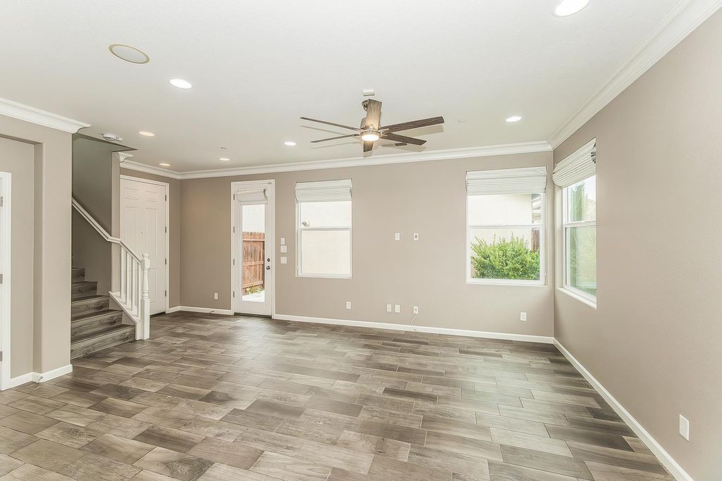 Image 7 of property listing at 2047 E Makenna Drive, Fresno, CA 93730