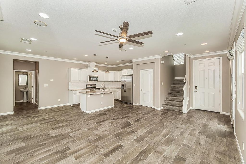 Image 9 of property listing at 2047 E Makenna Drive, Fresno, CA 93730