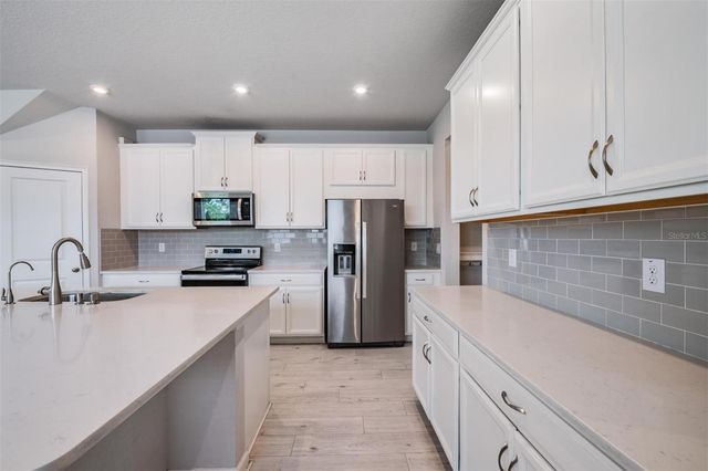 19153 ELSIMONT ISLE, Lutz, FL 33558
