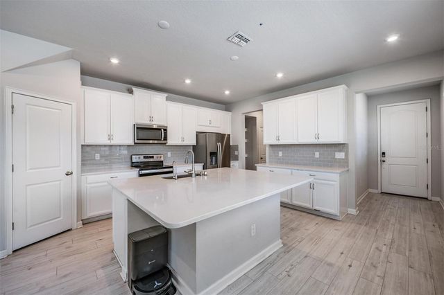 19153 ELSIMONT ISLE, Lutz, FL 33558