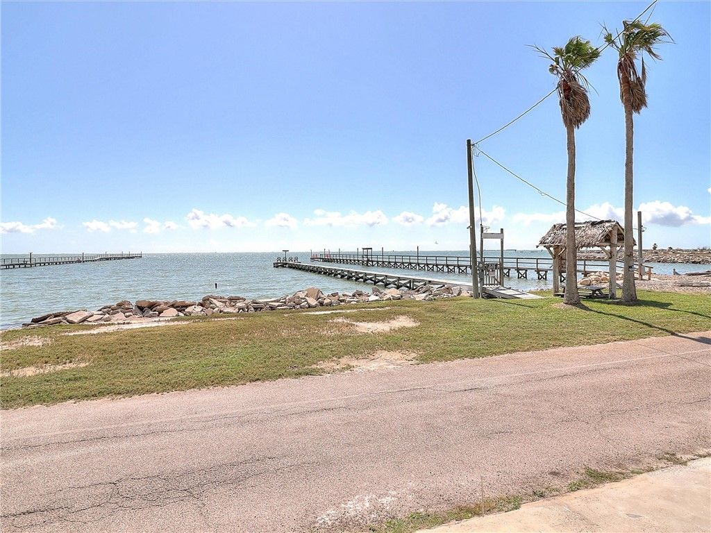 1615 Water St, Rockport, TX 78382 — photo 4
