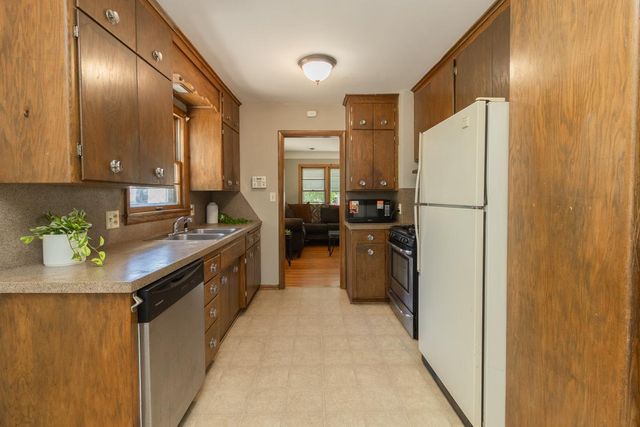 1751 Larpenteur Avenue E, Maplewood, MN 55109