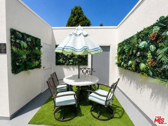 2449 N Beachwood Drive 11, Hollywood Hills, CA 90068