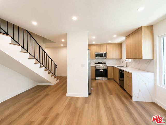 2449 N Beachwood Drive 11, Hollywood Hills, CA 90068