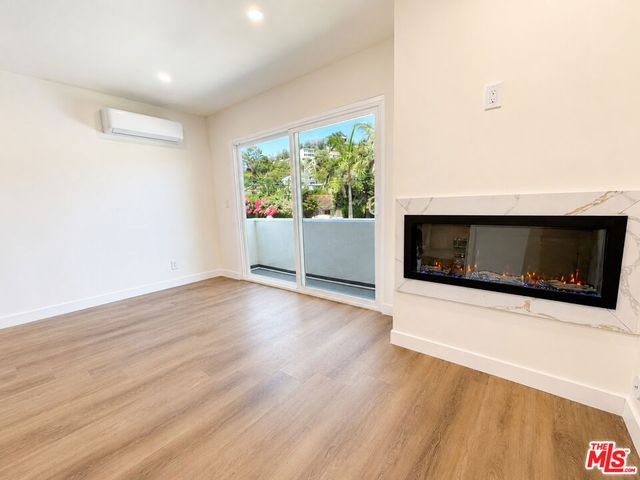 2449 N Beachwood Drive 11, Hollywood Hills, CA 90068