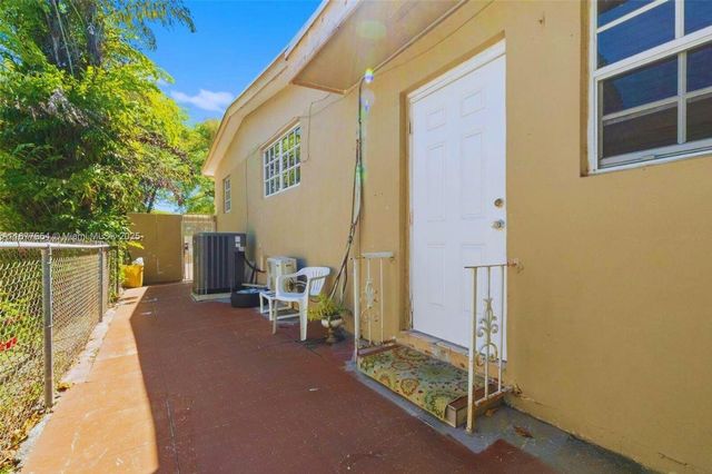 8571 SW 30th St, Miami, FL 33155