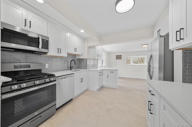1656 N Gardiner Drive, Bay Shore, NY 11706