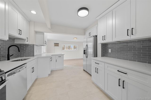 1656 N Gardiner Drive, Bay Shore, NY 11706