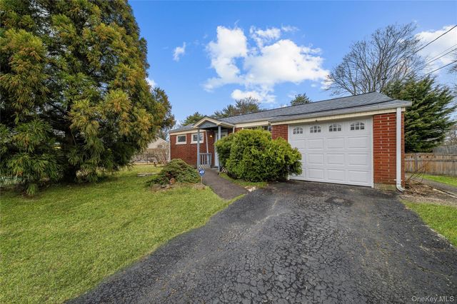 1656 N Gardiner Drive, Bay Shore, NY 11706