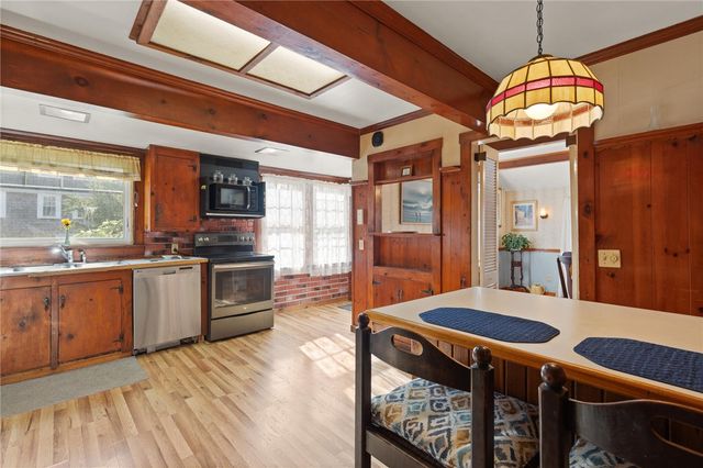 17 Underwood Lane, Middletown, RI 02842