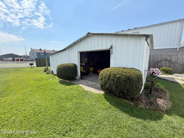 157 Stout St, Mt Washington, KY 40047