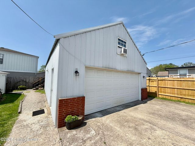 157 Stout St, Mt Washington, KY 40047
