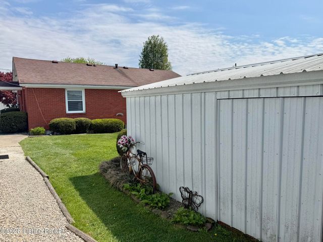 157 Stout St, Mt Washington, KY 40047