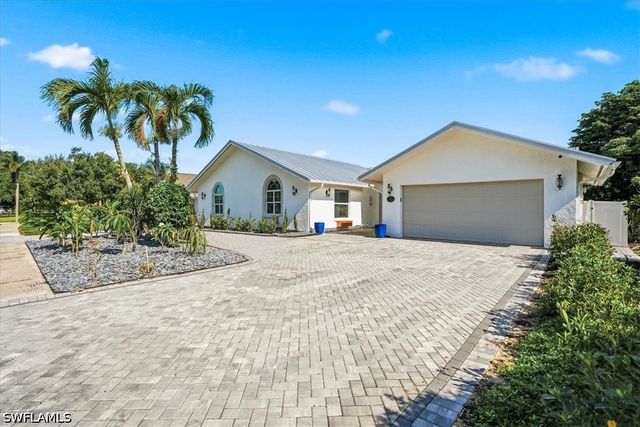 2467 Pine Woods CIR 3, Naples, FL 34105