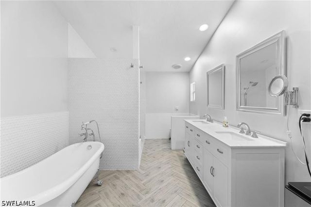 2467 Pine Woods CIR 3, Naples, FL 34105