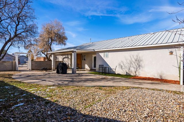 42 Milton Loop, Los Lunas, NM 87031