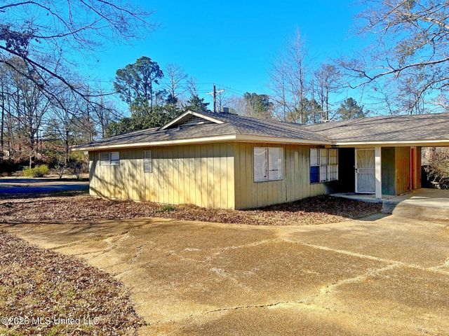 800 Meadow Hill Drive, Clinton, MS 39056