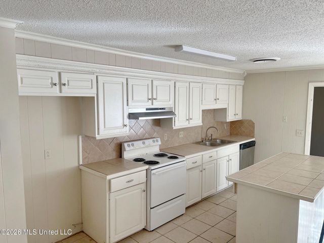 800 Meadow Hill Drive, Clinton, MS 39056