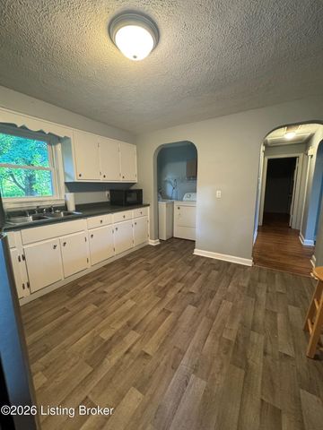 3210 New Lynnview Dr, Louisville, KY 40216