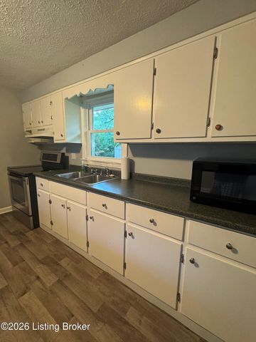 3210 New Lynnview Dr, Louisville, KY 40216