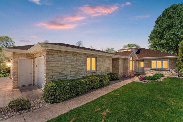 2530 W PALISADES DRIVE, Appleton, WI 54915