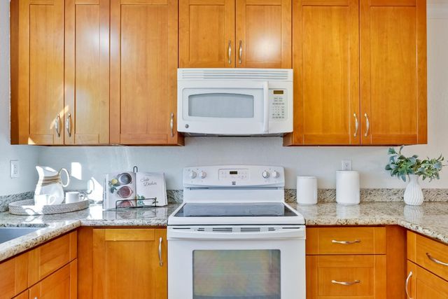 447 Oak Avenue, Redwood City, CA 94061