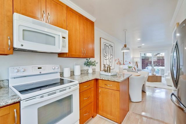 447 Oak Avenue, Redwood City, CA 94061