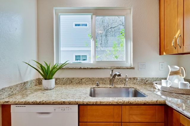 447 Oak Avenue, Redwood City, CA 94061