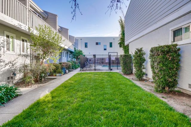 447 Oak Avenue, Redwood City, CA 94061