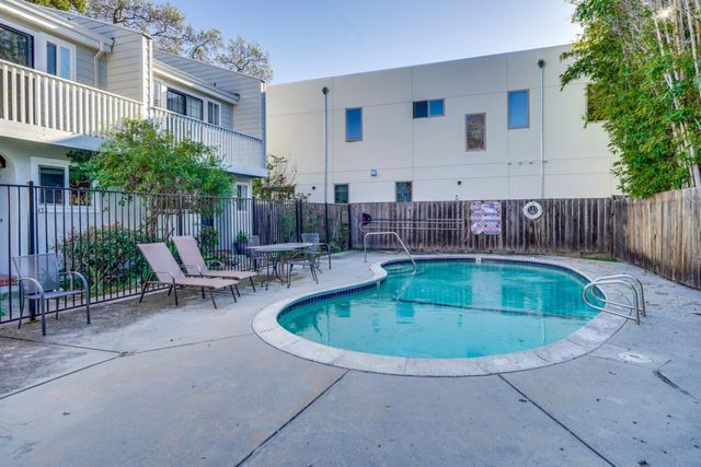 447 Oak Avenue, Redwood City, CA 94061