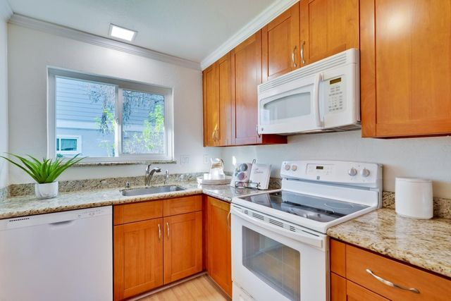 447 Oak Avenue, Redwood City, CA 94061