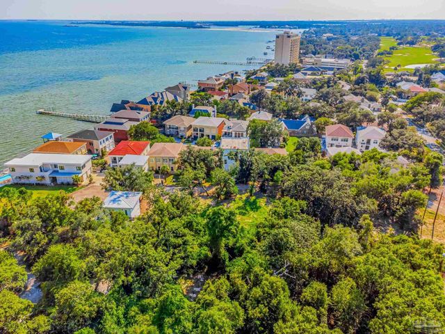 1522 White Caps Ln, Pensacola, FL 32507