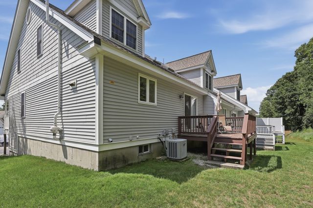 90 Carrington Ln 90, Uxbridge, MA 01569