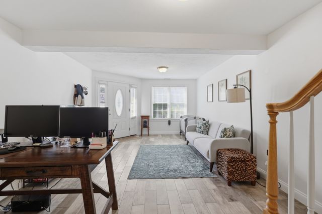 90 Carrington Ln 90, Uxbridge, MA 01569