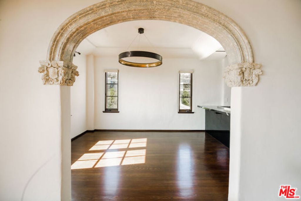 1302 N Sweetzer Avenue 500, West Hollywood, CA 90069