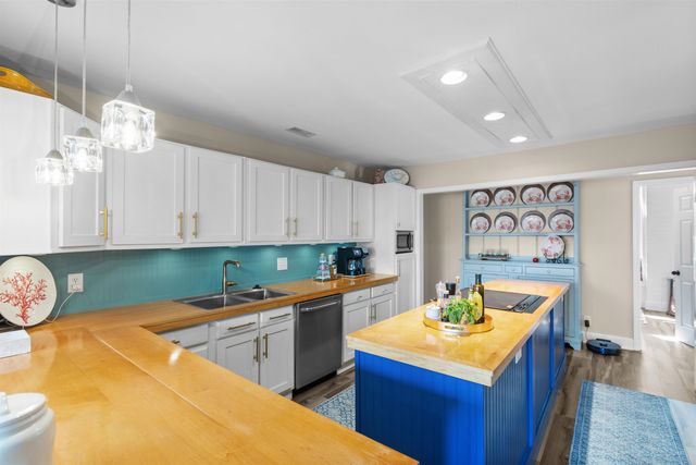 105 Midway Dr., Pawleys Island, SC 29585