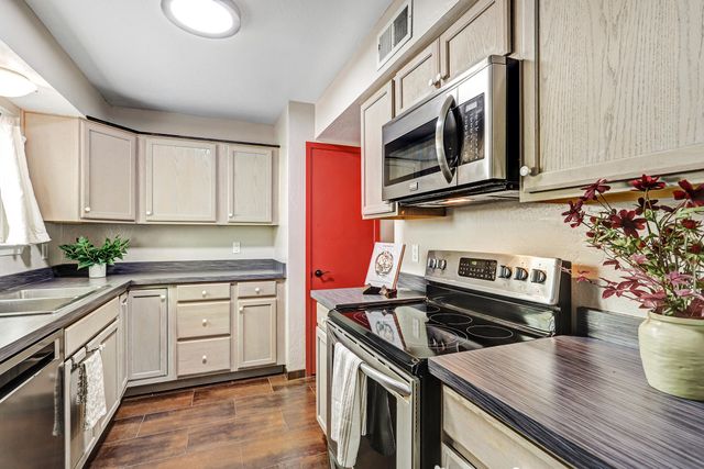 5439 6th Street NW, Albuquerque, NM 87107