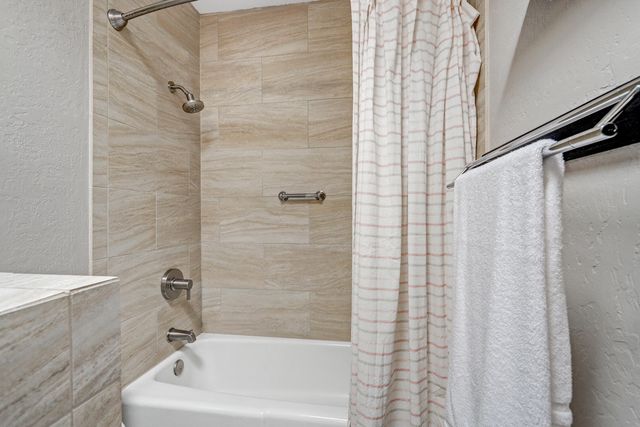 5439 6th Street NW, Albuquerque, NM 87107